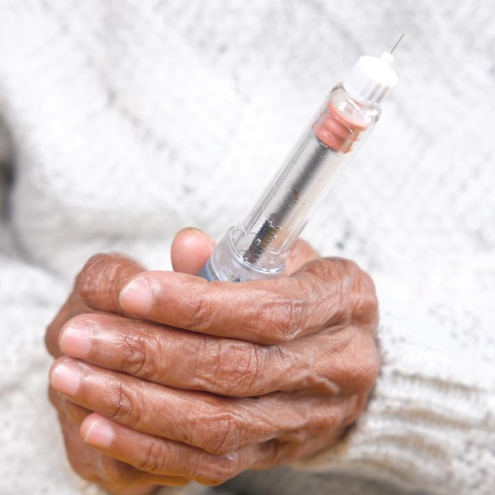 insulin_aff_senior-women-holding-insulin-pen-close-up