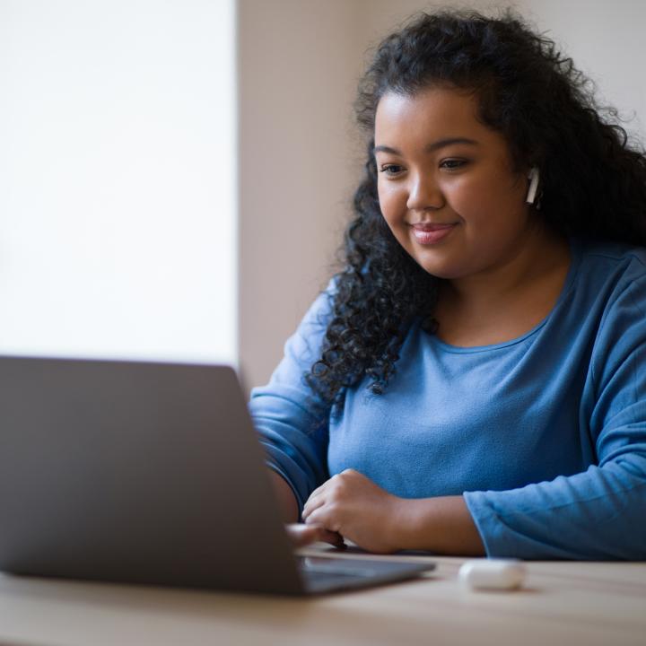 Young-hispanic-woman-plus-size-using-laptop