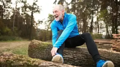 guy-on-log-tieing