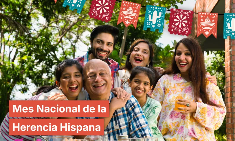 Familia sonriente de varias generaciones en celebración. Mes Nacional de la Herencia Hispana.