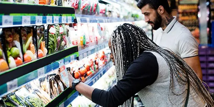 couple-shopping-for-food-eyeball-carbs
