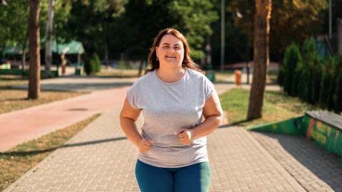woman-with-overweight-running-in-a-park
